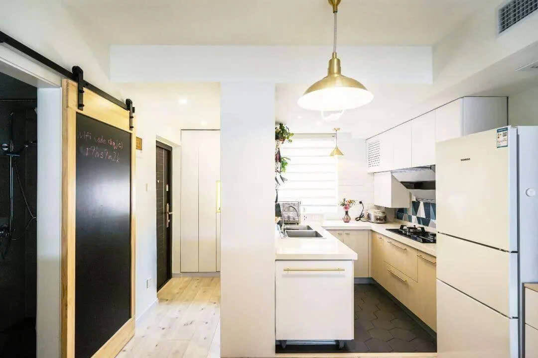 Một đặc điểm chung của các khu nhà tập thể là mùi ẩm mốc và không dễ chịu từ không gian bếp. Các căn hộ cũ thường thiếu hệ thống hút mùi hiệu quả.