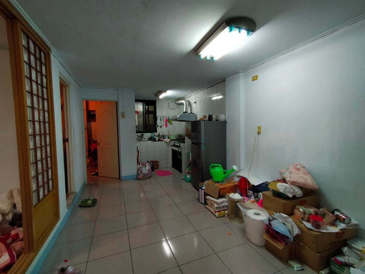 Việc cải tạo và thiết kế nội thất cho nhà tập thể cũ thường xuyên, nhưng chủ yếu do chính gia chủ hoặc thợ tự do đảm nhận, chỉ sửa chữa những hư hỏng như ẩm mốc, dột nát, hoặc thay thế gạch vỡ, mòn.